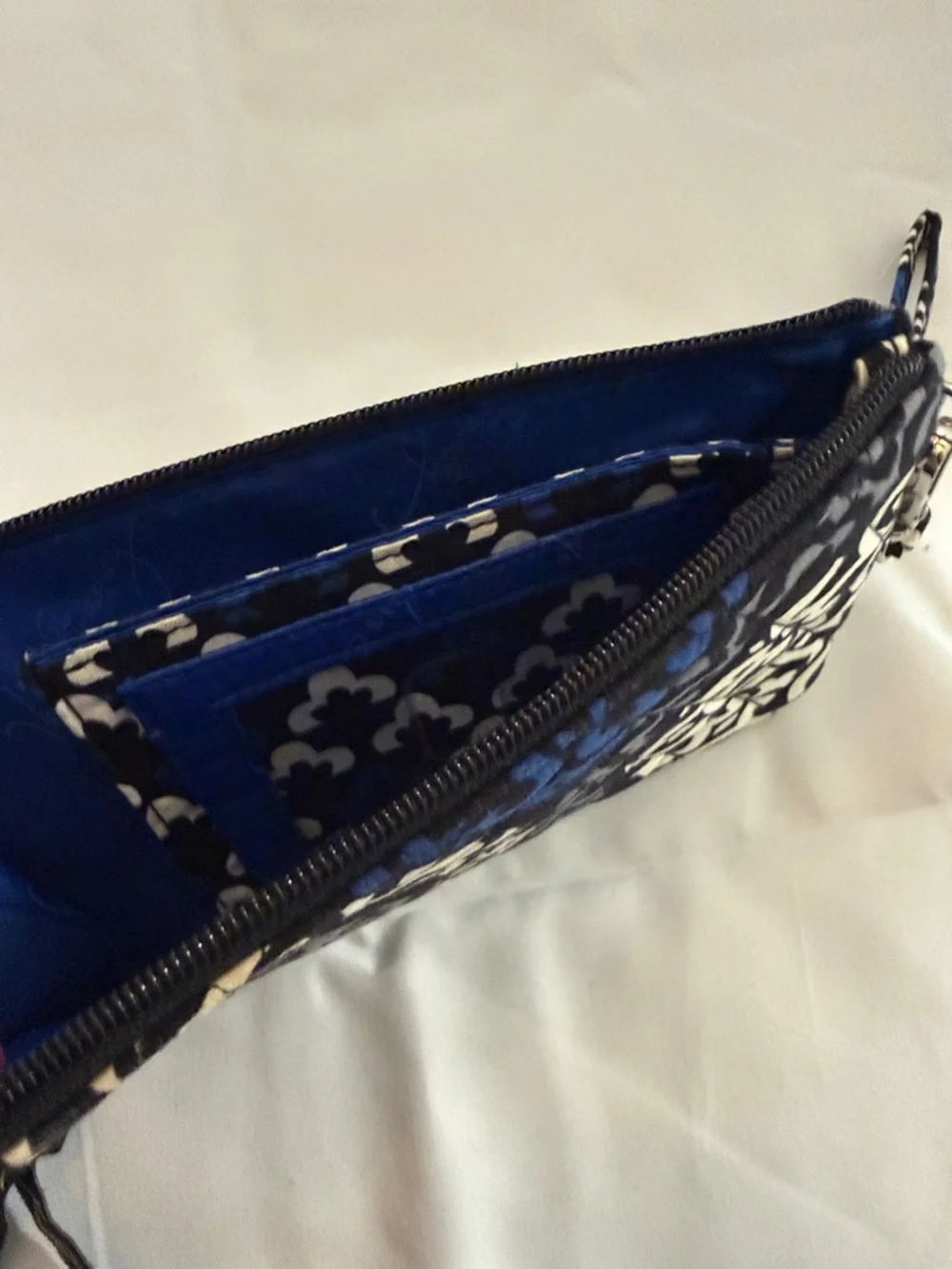Vera Bradley Black Blue White Patterned Quilted Wristlet- Like New - Picture 4 of 4